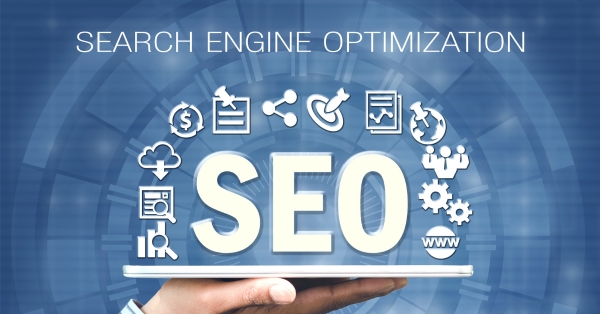 קידום אתרים אורגני (SEO) הפך לכלי מרכזי בהצלחת עסקים ברשת. מנועי החיפוש, ובראשם גוגל, מדרגים אתרים בהתאם לפרמטרים שונים שמשפיעים על הנראות שלהם בתוצאות החיפוש. הבנת העקרונות של SEO ויישומם בצורה חכמה יכולים להגדיל משמעותית את התנועה לאתר שלכם ולתרום להצלחת העסק. מאמר זה יסביר איך SEO עובד, מהם המרכיבים החשובים בו, וכיצד ניתן ליישם אותו בצורה נכונה. מהו SEO וכיצד הוא משפיע על העסק שלכם? SEO (Search Engine Optimization) הוא תהליך שמטרתו לשפר את הדירוג של אתר אינטרנט בתוצאות החיפוש האורגניות. חברת פרסום דיגיטלי מסייעת לעסקים למקסם את הנראות שלהם בגוגל על ידי שיפור איכות התוכן, התאמה טכנית ושימוש נכון במילות מפתח. מדוע SEO עדיף על פני פרסום ממומן? למרות שפרסום ממומן מביא תוצאות מיידיות, SEO מספק תנועה קבועה וארוכת טווח. כאשר האתר שלכם מופיע במקומות גבוהים בתוצאות החיפוש, הסיכוי להגדלת תנועת הלקוחות וההמרות עולה. בנוסף התוצאות האורגניות נתפסות כאמינות יותר בעיני המשתמשים. מחקר מילות מפתח – היסוד של כל אסטרטגיית SEO בחירת מילות מפתח רלוונטיות היא קריטית להצלחת SEO. יש לזהות ביטויים שאנשים מחפשים בתחום שלכם, תוך התחשבות בנפח החיפושים והתחרות. שימוש נכון במילות מפתח בתוכן, בכותרות ובתיאורי המטא עוזר למנועי החיפוש להבין במה עוסק האתר. אופטימיזציה של מבנה האתר ושיפור חוויית המשתמש מבנה אתר נכון משפיע על האופן שבו גוגל ואנשים מבינים אותו. היררכיה ברורה, ניווט נוח וזמני טעינה מהירים תורמים לשיפור חוויית המשתמש, מה שמוביל לשהייה ממושכת באתר ולירידה באחוז הנטישה – שני פרמטרים חשובים לדירוג בגוגל. כתיבת תוכן איכותי ומועיל לגולשים התוכן הוא הליבה של SEO. כתיבת מאמרים איכותיים שמספקים ערך אמיתי לקוראים מגדילה את התנועה האורגנית ואת מעורבות המשתמשים. תוכן ייחודי, רלוונטי ומעודכן מקבל עדיפות במנועי החיפוש ומשפר את סמכות האתר בתחום העסקי שלכם. אופטימיזציה של תגיות מטא וכותרות עמודים תגיות מטא וכותרות הן האלמנטים הראשונים שמופיעים בתוצאות החיפוש. ניסוח נכון שלהן, תוך שילוב מילות מפתח עיקריות, משפר את שיעור ההקלקות (CTR) ומוביל לעלייה בתנועה לאתר. חשוב שהכותרות יהיו ברורות ומושכות תשומת לב. שיפור מהירות האתר וההשפעה על הדירוג גוגל מדרגת אתרים גם לפי מהירות הטעינה שלהם. עמודים איטיים גורמים לתסכול בקרב המשתמשים ולירידה בדירוג האתר. ניתן לשפר את מהירות האתר על ידי שימוש בשרתים מהירים, דחיסת תמונות, וצמצום קוד מיותר ב-HTML, CSS ו-JavaScript. קישורים פנימיים – שיפור הניווט והדירוג קישורים פנימיים מסייעים לגולשים ולמנועי החיפוש לנווט באתר ולהבין את הקשרים בין העמודים השונים. שימוש נכון בקישורים פנימיים מחזק עמודים מסוימים באתר, משפר את חוויית המשתמש ומפחית את אחוז הנטישה. חשיבות הקישורים החיצוניים (Backlinks) לקידום האתר קישורים מאתרים חיצוניים נחשבים כהמלצה למנועי החיפוש. ככל שתקבלו יותר קישורים מאתרים סמכותיים ורלוונטיים, כך הדירוג שלכם ישתפר. עם זאת, יש להימנע מקישורים מאתרים מפוקפקים שעלולים לפגוע באמינות האתר שלכם. התאמת האתר לגלישה במובייל יותר ממחצית מהחיפושים בגוגל מתבצעים דרך מכשירים ניידים. אתר שאינו מותאם למובייל יקבל דירוג נמוך יותר ויאבד גולשים. שימוש בעיצוב רספונסיבי מבטיח חוויית משתמש נוחה בכל סוגי המכשירים. שילוב SEO עם שיווק תוכן (Content Marketing) SEO ושיווק תוכן הולכים יד ביד. כתיבת מאמרים מקצועיים, מדריכים, בלוגים וסרטוני וידאו משפרת את היכולת שלכם לבלוט בגוגל. ככל שהתוכן שלכם מספק ערך מוסף, כך הוא ימשוך יותר גולשים וישפר את סמכות האתר. עדכוני האלגוריתם של גוגל והשפעתם על SEO גוגל מבצעת עדכונים שוטפים לאלגוריתם שלה, ולכן חשוב להיות מעודכנים כדי לא לאבד דירוגים. עדכוני אלגוריתם משפיעים על פרמטרים כמו איכות התוכן, חוויית המשתמש, בניית קישורים ומהירות האתר. שימוש נכון במדיה חברתית לשיפור SEO רשתות חברתיות יכולות לתרום משמעותית לקידום האתר. שיתופים של תוכן איכותי בפייסבוק, לינקדאין וטוויטר מסייעים בהגדלת החשיפה, ביצירת תנועה אורגנית נוספת ובחיזוק המותג. כיצד לבחור חברת SEO מקצועית ואמינה? בחירת חברת SEO מקצועית היא שלב קריטי להצלחת האתר שלכם. יש לבדוק את הניסיון שלה, לבקש המלצות ולוודא שהיא משתמשת בטכניקות קידום אתיות ולא בשיטות שיכולות לפגוע באתר. עלות מול תועלת – האם SEO שווה את ההשקעה? למרות ש-SEO הוא תהליך שלוקח זמן, ההחזר על ההשקעה (ROI) שלו גבוה מאוד. תנועה אורגנית קבועה לאתר ללא צורך בתשלומים לפרסום ממומן היא יתרון משמעותי לכל עסק בטווח הארוך. הטעויות הנפוצות ביותר ב-SEO וכיצד להימנע מהן רבים עושים טעויות כמו מילוי יתר של מילות מפתח, קניית קישורים מאתרים מפוקפקים או שימוש בתוכן משוכפל. הקפדה על עבודה מקצועית תעזור לכם להימנע מטעויות שיכולות לפגוע באתר. עתיד ה-SEO: לאן התחום מתקדם? עם התפתחות הבינה המלאכותית, החיפוש הקולי והשינויים באלגוריתמים של גוגל, תחום ה-SEO ממשיך להתפתח. עסקים צריכים להתעדכן בטכניקות חדשות ולשפר את האסטרטגיות שלהם בהתאם לשינויים בשוק. מדוע כדאי להשקיע ב-SEO? SEO הוא כלי שיווקי הכרחי לכל אתר עסקי. הוא משפר את הנראות בגוגל, מגדיל תנועה אורגנית ותורם לצמיחת העסק. קידום אתרים באינטרנט דורש התמדה, אך התוצאות שלו ארוכות טווח ושוות את ההשקעה. לסיכום SEO הוא כלי קריטי לכל עסק שמעוניין בנוכחות דיגיטלית חזקה. השקעה בקידום אתרים משפרת את הנראות בגוגל, מגדילה תנועה אורגנית ותורמת לצמיחת העסק. תהליך נכון ומקצועי יוביל להצלחה ארוכת טווח ולחיזוק המותג שלכם ברשת.