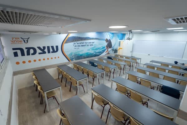 שולחנות וכיסאות